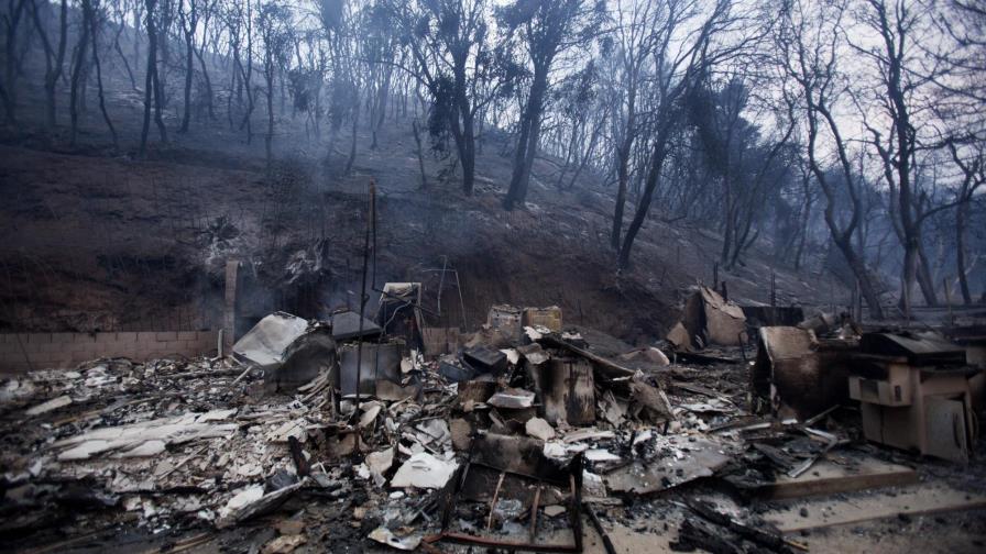Calor dificulta combate de incendio al norte de Los Ángeles Calor dificulta combate de incendio al norte de Los Ángeles