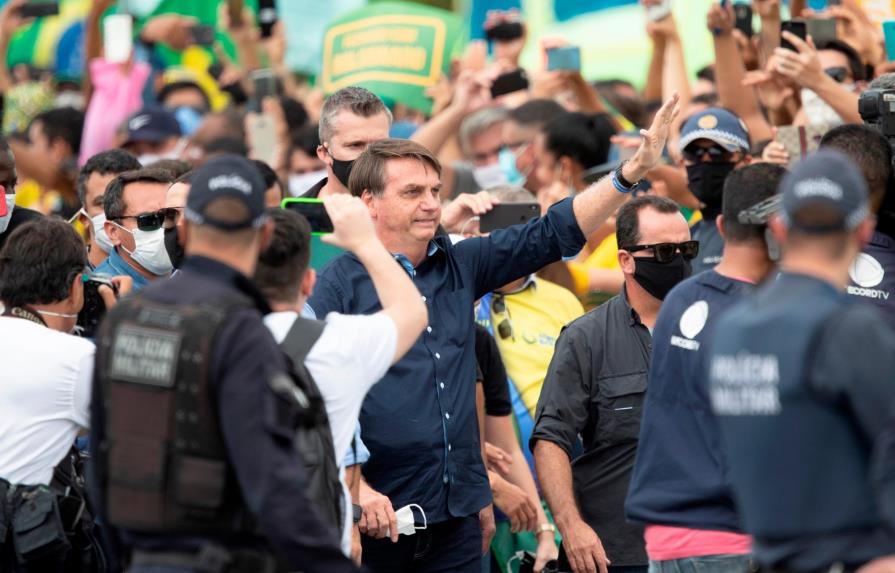 Bolsonaro ignora recomendaciones y se mezcla en manifestación sin mascarilla