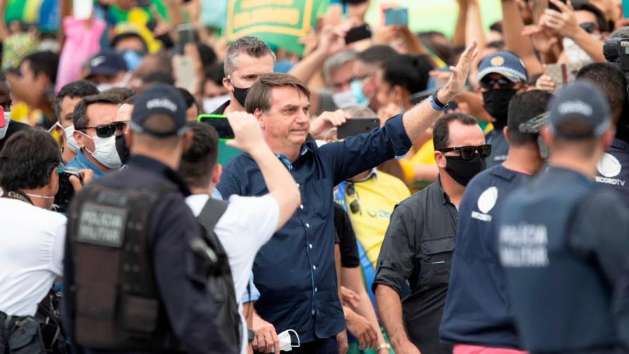 Bolsonaro ignora recomendaciones y se mezcla en manifestación sin mascarilla