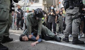 H. Kong: Video muestra a policía disparándole a manifestante