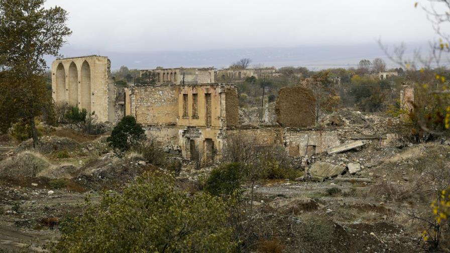 Azerbaiyán entra a territorio cedido por fuerzas armenias