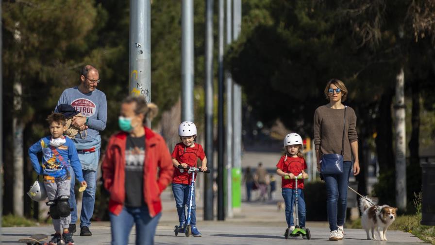 España permite salir a los niños tras 6 semanas de encierro