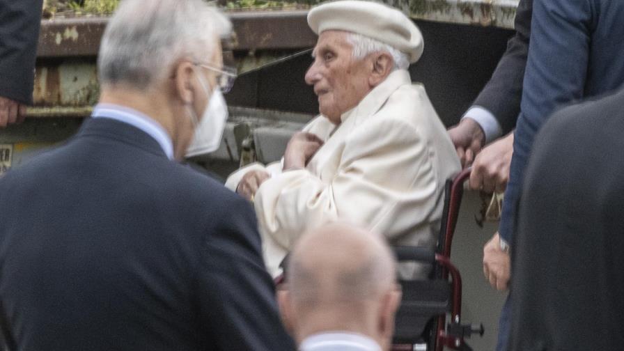 Papa emérito sale hacia Vaticano tras visitar a su hermano Papa emérito sale hacia Vaticano tras visitar a su hermano