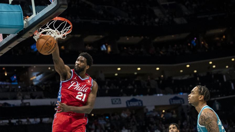Embiid anota 32; 76ers vencen de nuevo a Hornets