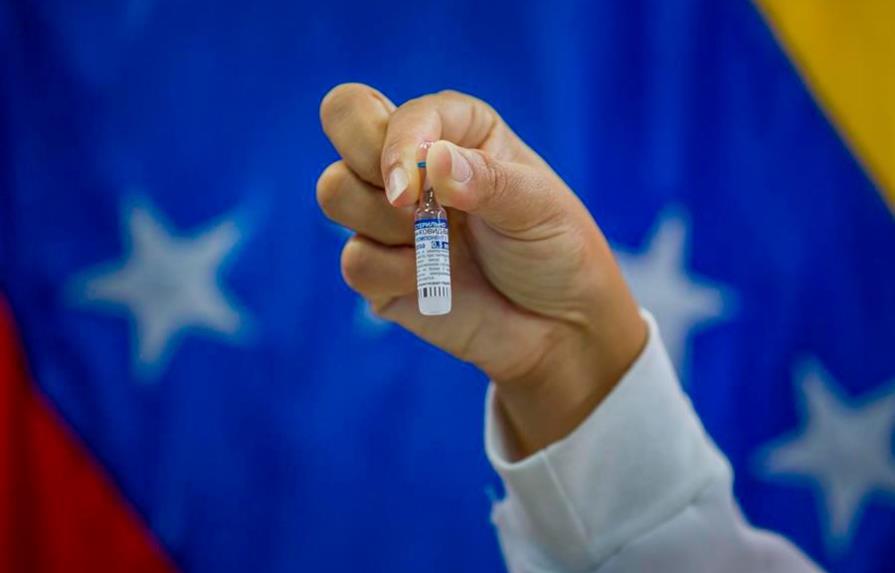 Diputados de Venezuela reciben vacunas antes que ancianos y personal de salud