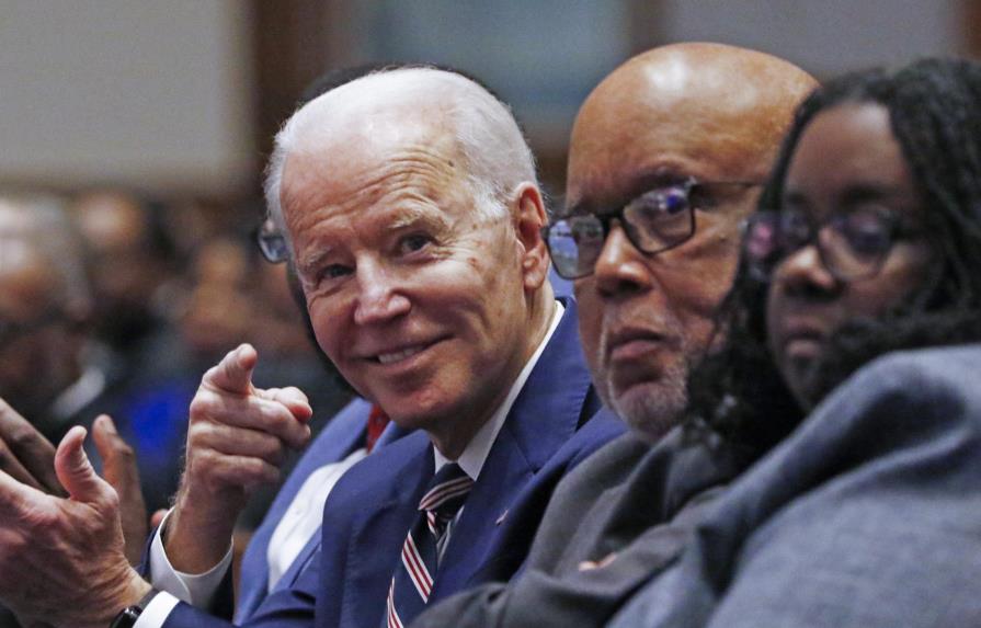 Harris respalda a Biden y Jesse Jackson apoya a Sanders