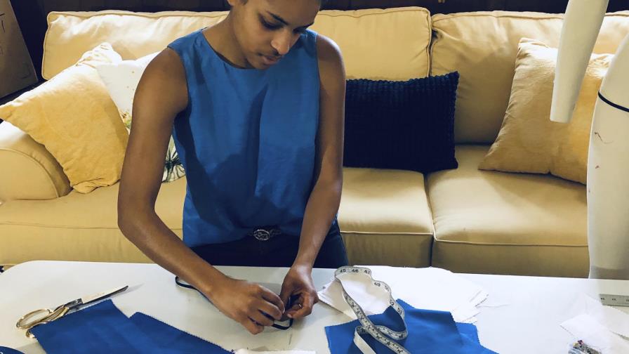 Voluntarios cosen mascarillas de tela para personal médico