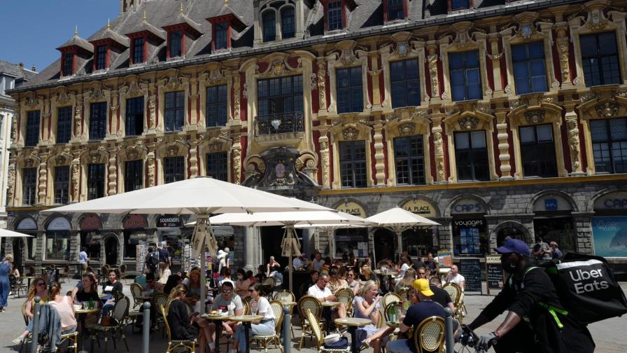 Francia reabre servicio bajo techo en restaurantes y cafés