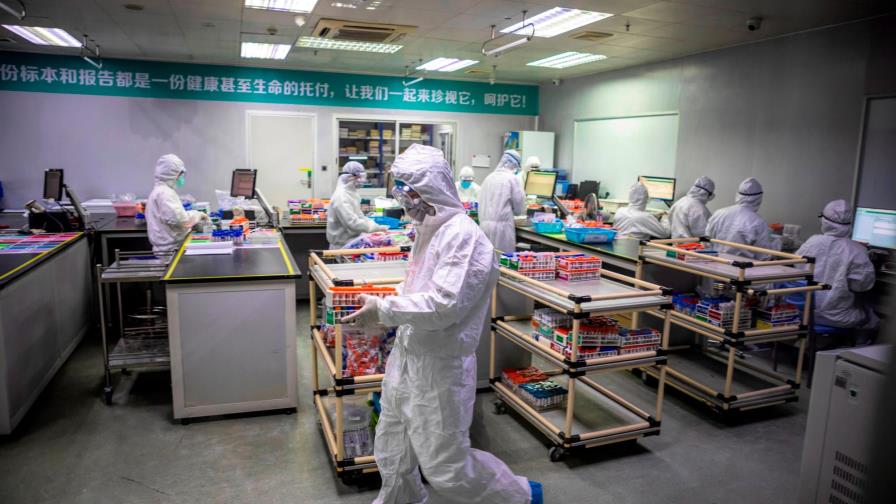 China eleva a 2,118 el número de muertos por coronavirus China eleva a 2,118 el número de muertos por coronavirus