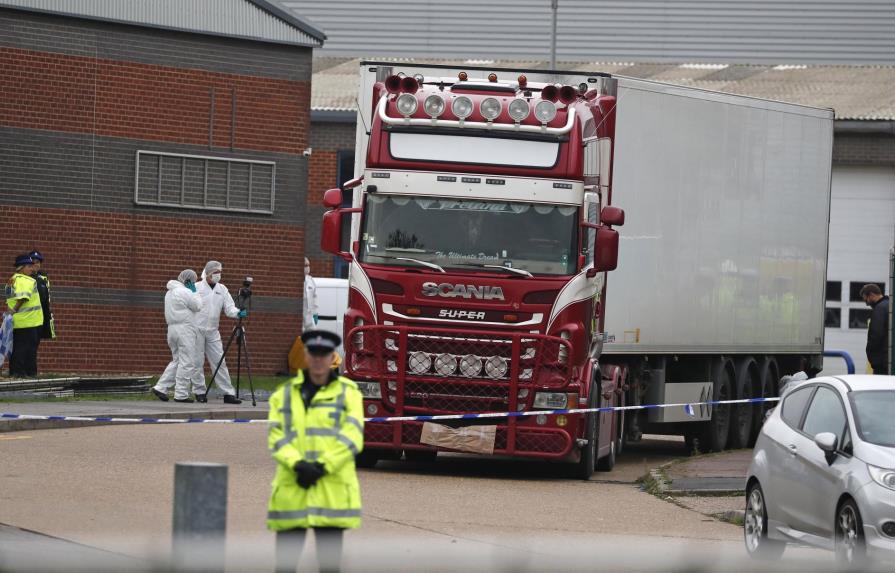 Buscan a otras dos personas por 39 cadáveres hallados en un camión en Londres