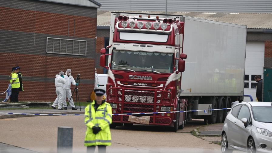 Buscan a otras dos personas por 39 cadáveres hallados en un camión en Londres