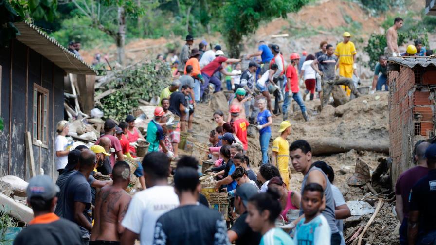Temporal deja un rastro de muerte y destrucción en el litoral de Brasil Temporal deja un rastro de muerte y destrucción en el litoral de Brasil