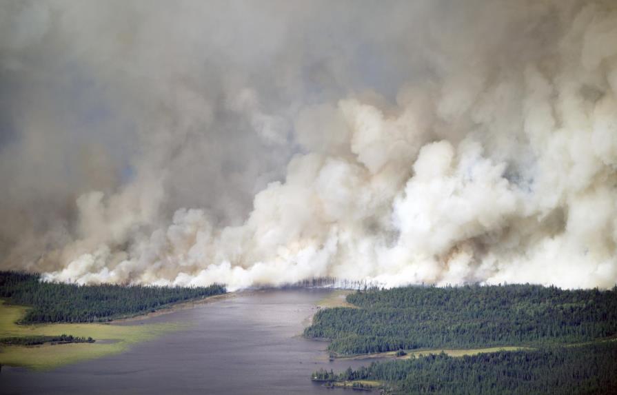 Incendio forestal consume docenas de viviendas en Minnesota