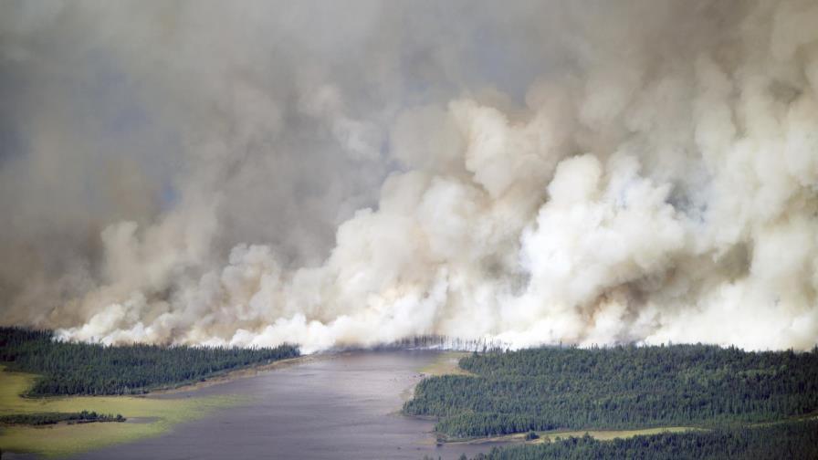 Incendio forestal consume docenas de viviendas en Minnesota