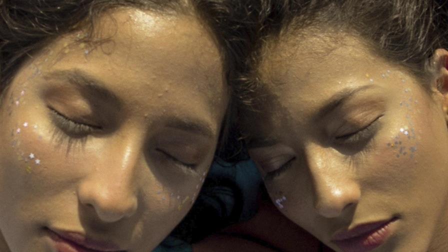 Gemelas colombianas despiertan la admiración de Juanes