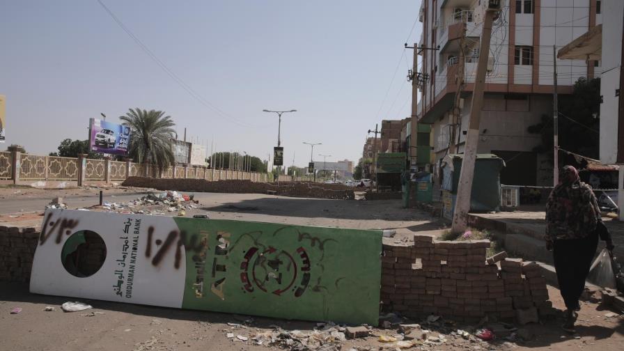 Sudaneses protestan por golpe, militares endurecen control