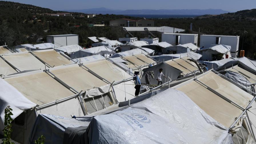 Grecia reabre parcialmente campo de refugiados sobresaturado