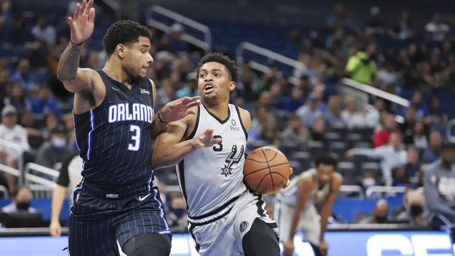 Spurs frustran al Magic con defensa oportuna