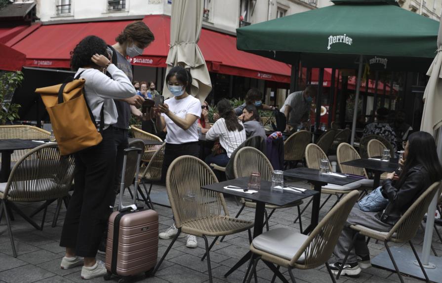 Francia pide pase de COVID para restaurantes y trenes