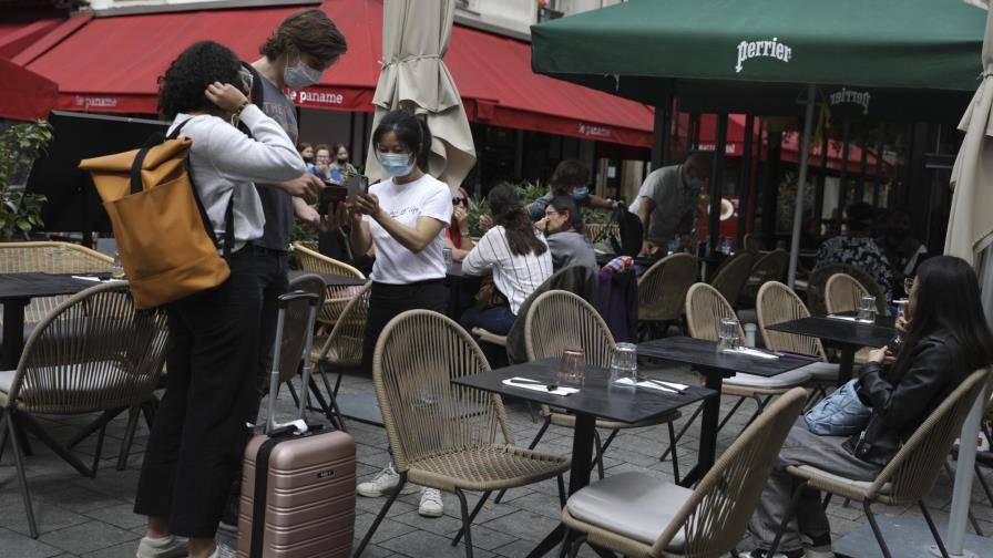 Francia pide pase de COVID para restaurantes y trenes