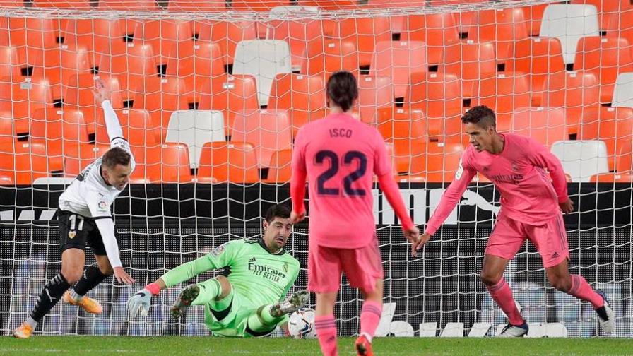 El Real Madrid acaba goleado en Valencia y la Real Sociedad sigue de líder