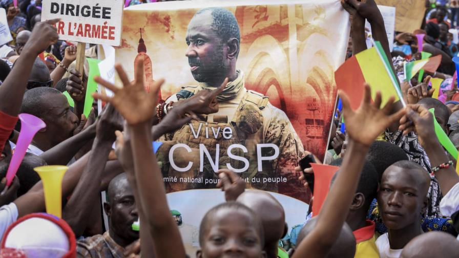 Líderes de África Occidental piden gobierno civil en Mali