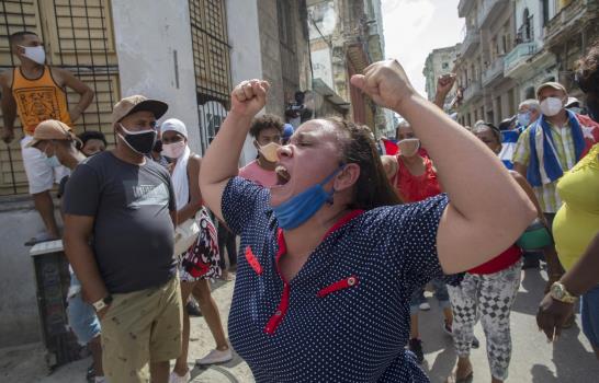 Cubanos salen a protestar por desabasto y aumento de precios