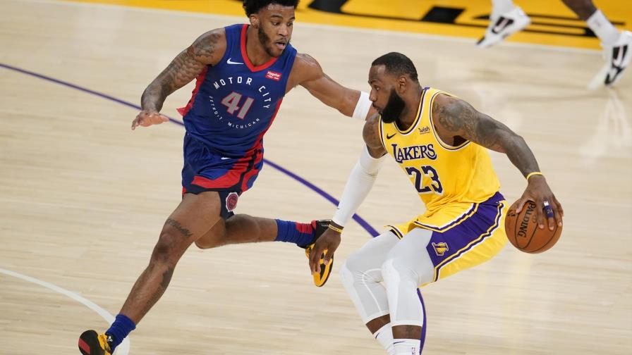 Los Lakers derrotan a los Pistons 135-129 tras dos prórrogas