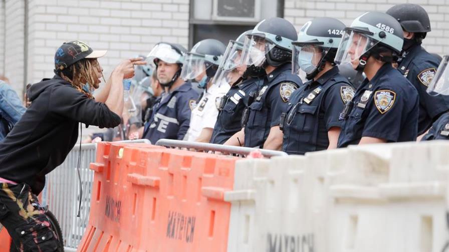 Nueva York desviará fondos de la Policía a servicios para la juventud