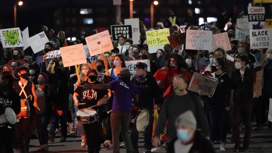 Partidarios de Trump piden frenar conteo de votos en Detroit