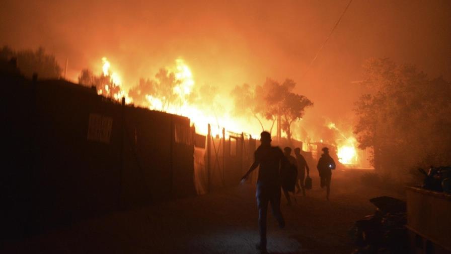 Grecia: miles huyen del fuego en campo de migrantes aislado