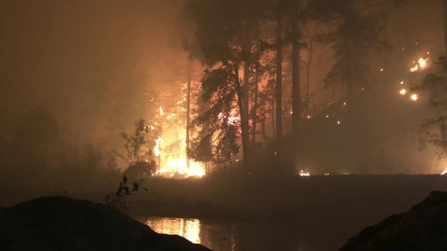 Hombre se refugia de incendio en un río de Oregon