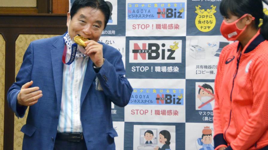 Alcalde japonés ofrece disculpas por morder medalla olímpica