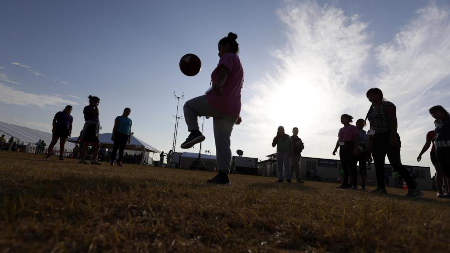 EEUU deportará a familias, incluida niña con brazo roto