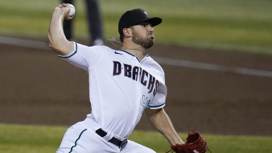Con jonrón de Kelly, Diamondbacks vencen a Rangers
