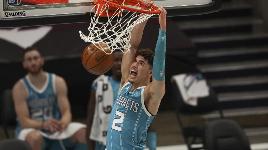 Hornets remontan y dividen triunfos con Pacers