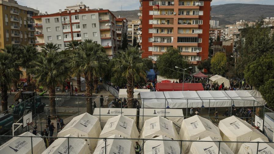 Rescatan a una niña 4 días después del sismo en Turquía