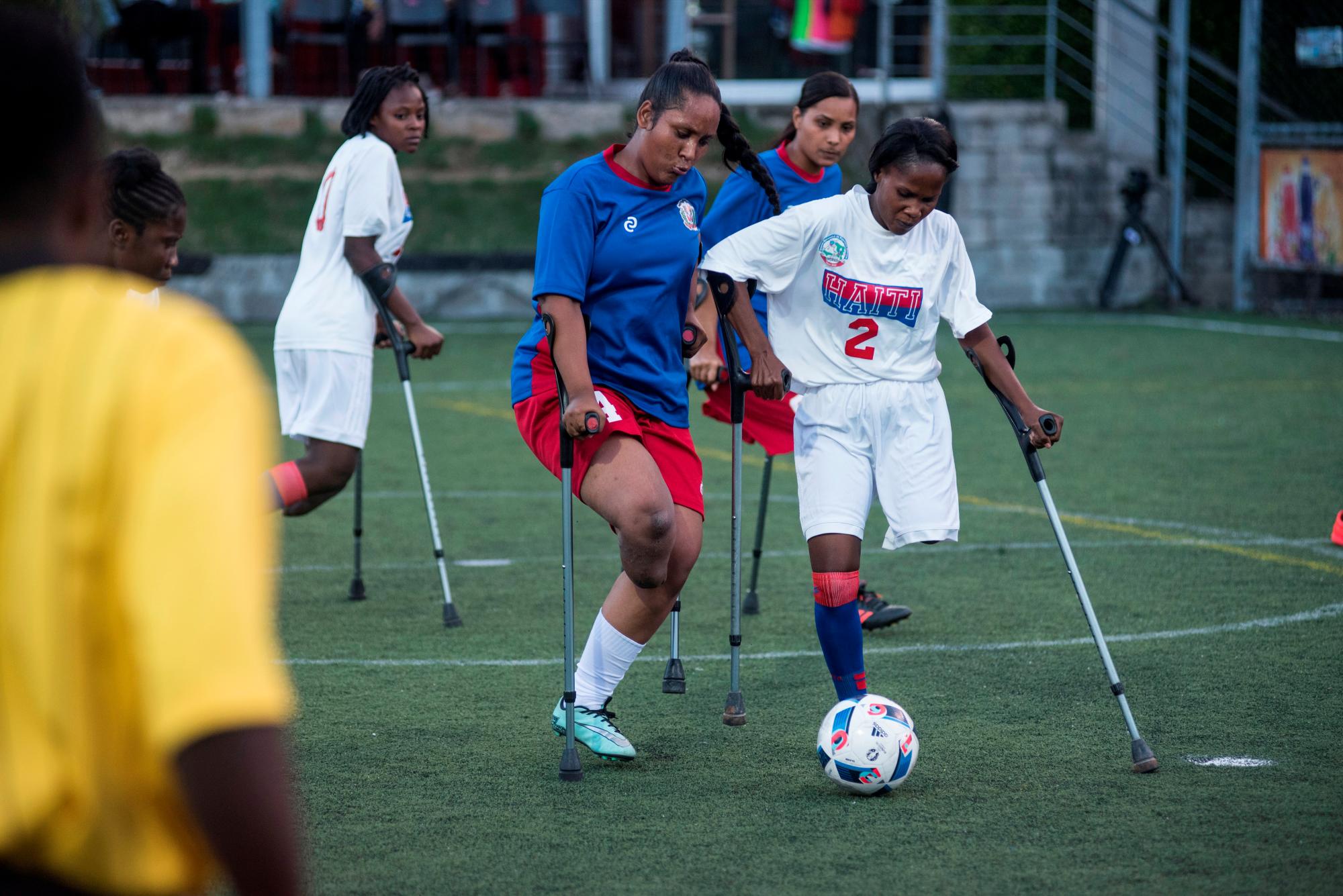 Jugadoras de fútbol de la selección femenina de República Dominicana y de Haití se disputan el balón en el evento “Dos muletas y un balón” con motivo del décimo aniversario del terremoto de Haití, hoy sábado en Santo Domingo (República Dominicana).