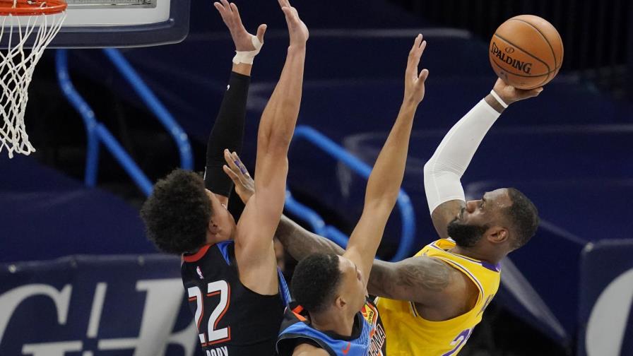 Lakers arrolla all Thunder con 26 puntos de James