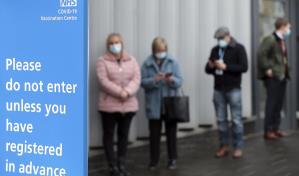 Escocia: Vacunaciones reducen hospitalizaciones de COVID-19