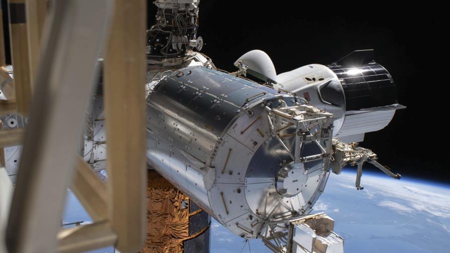 Astronautas de la NASA emprenden regreso a costas de Florida