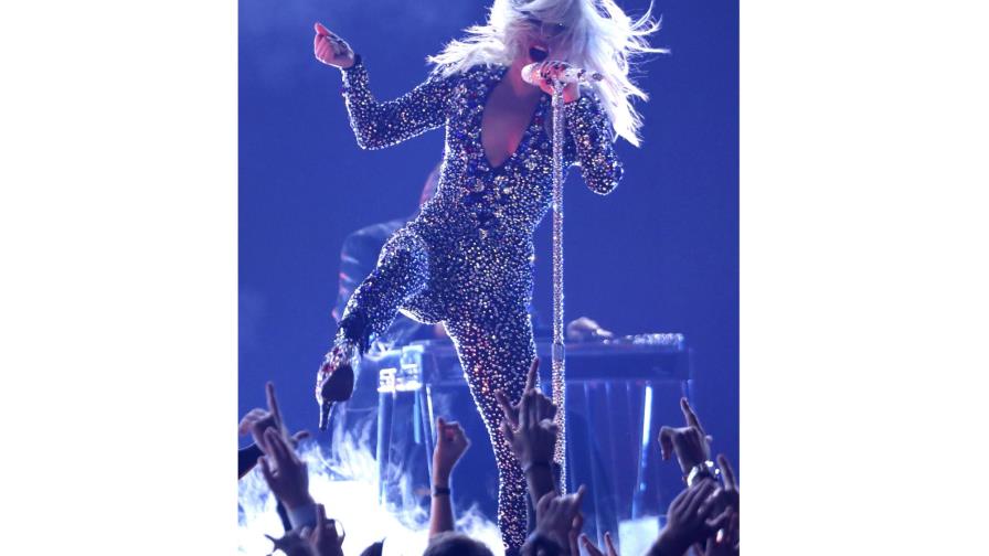 Lady Gaga cae de un escenario mientras baila con un fan