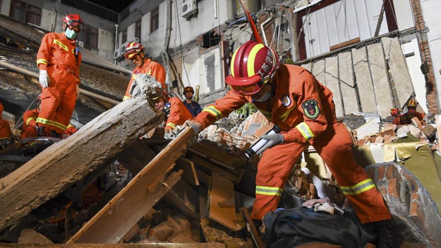 Al menos 8 muertos al desplomarse hotel en el este de China