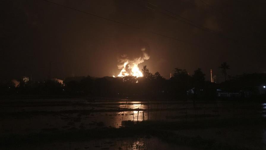Decenas de evacuados por incendio en refinería en Indonesia