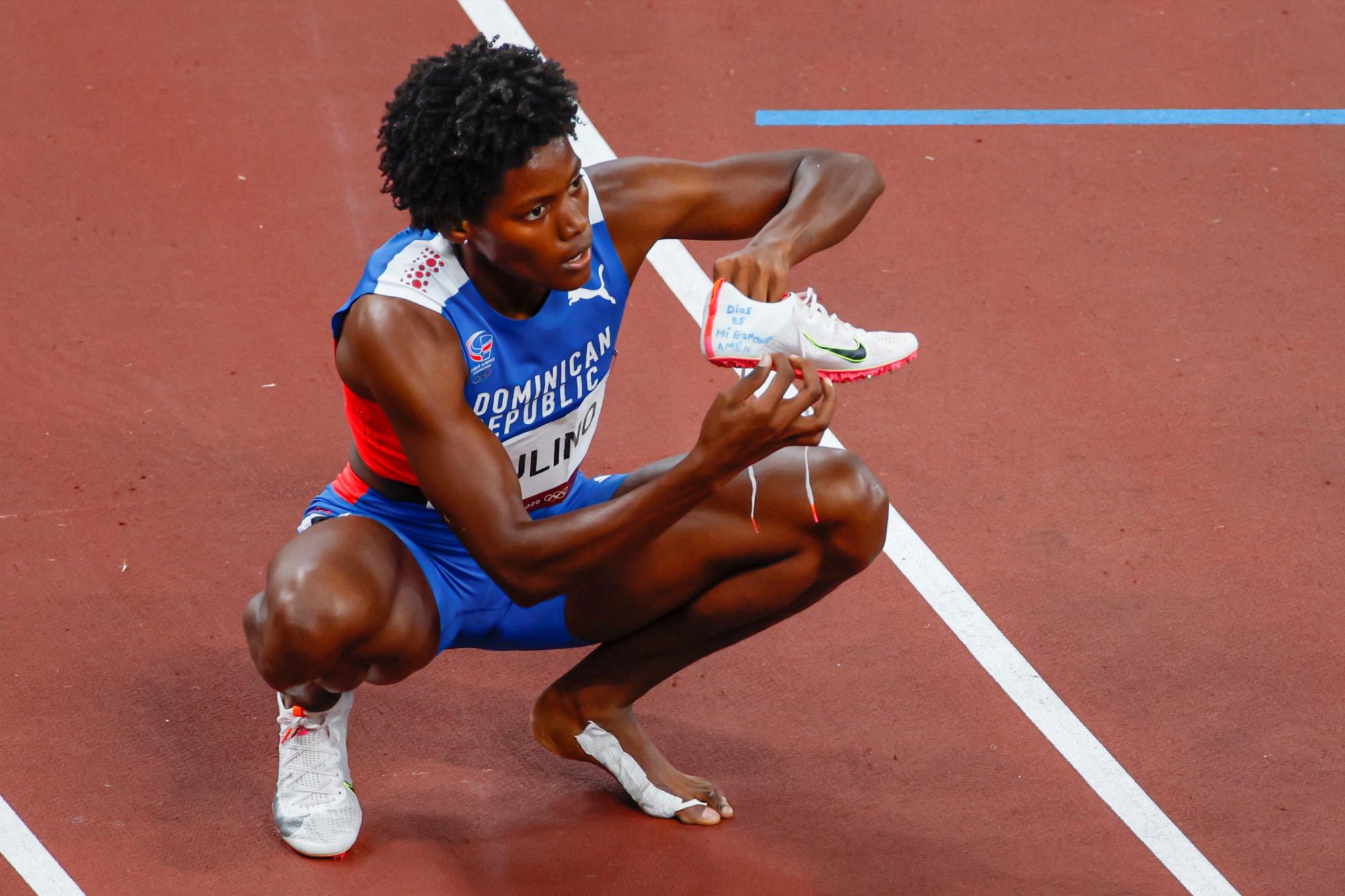 La dominicana Marileidy Paulino celebra tras conseguir la medalla de plata en la prueba de 400m femenino en los Juegos Olímpicos de Tokio 2020 este viernes en el estadio olímpico en Tokio (Japón). (EFE/Alberto Estévez)