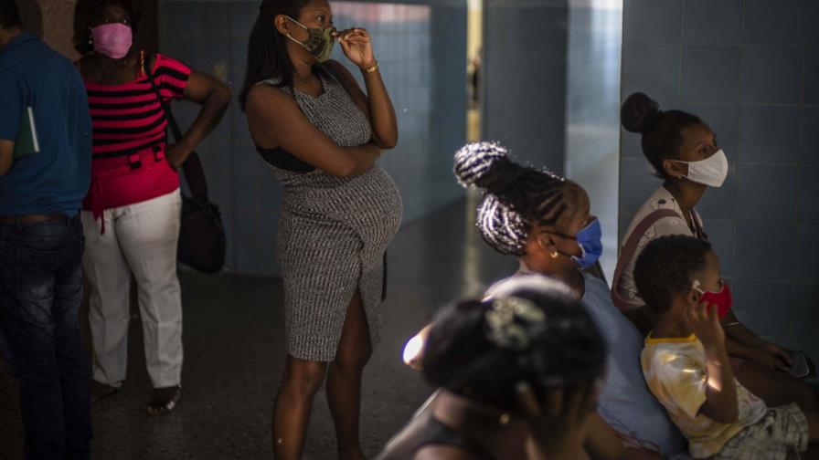 Cuba vacuna embarazadas para reducir vulnerabilidad a COVID