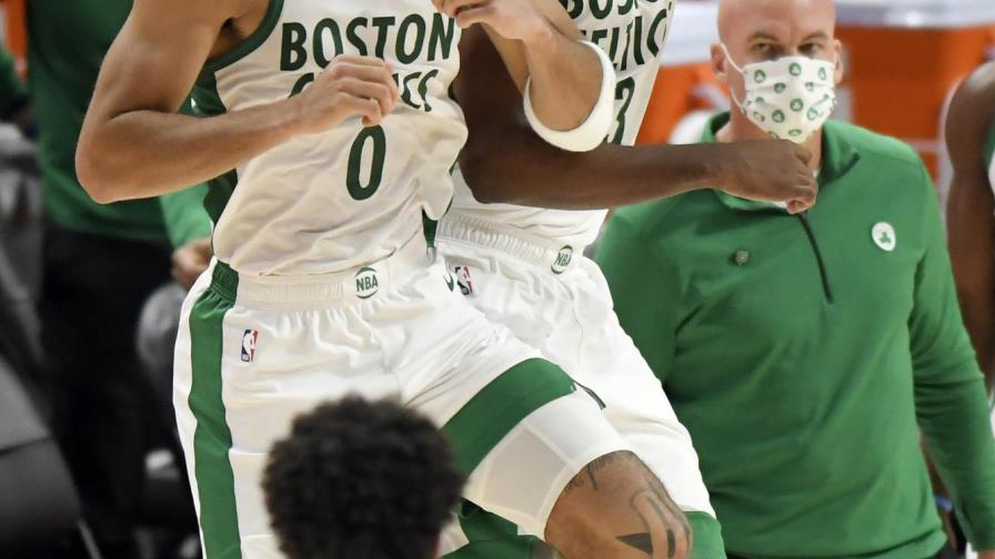 Tatum logra enceste clave; Celtics superan a Pistons