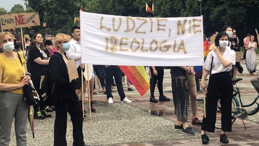 Temor y enojo entre comunidad LGBT de Polonia tras elección