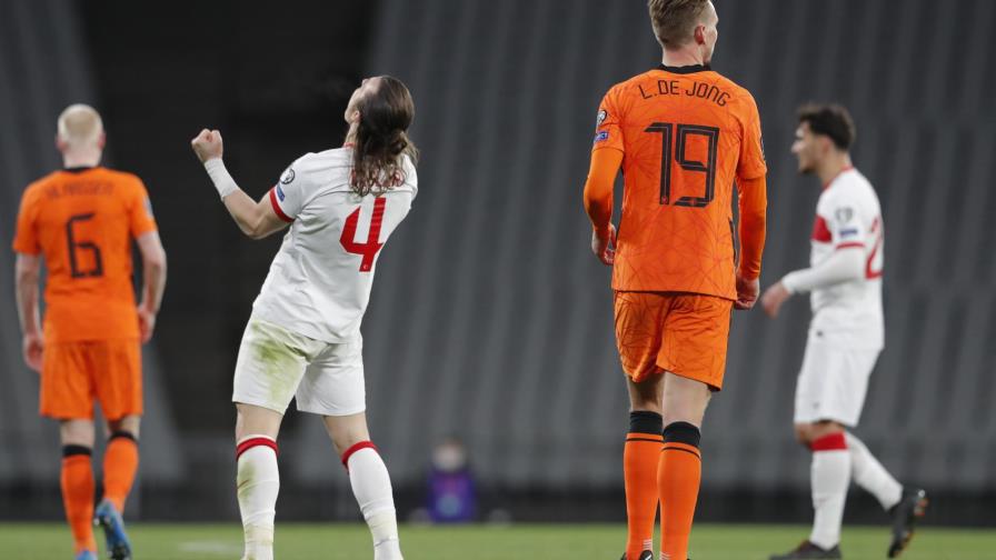 Con tripleta de Yilmaz, Turquía anestesia a Holanda