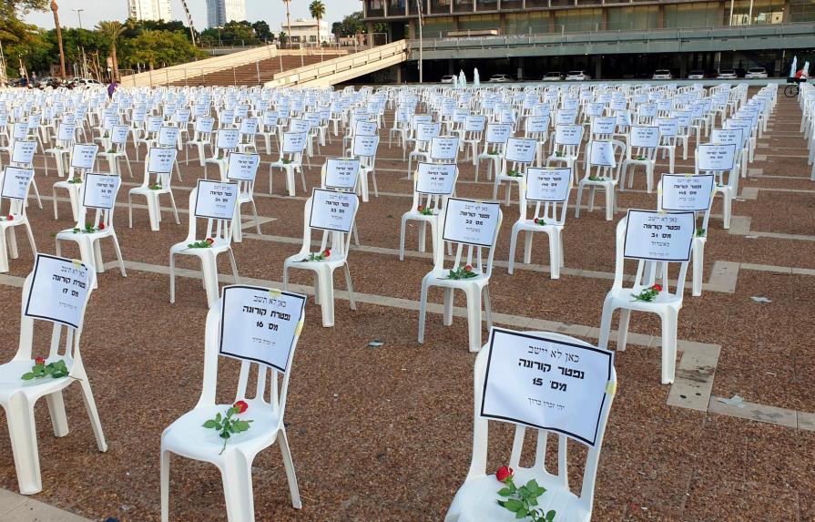 Más de mil sillas vacías para recordar los muertos por COVID-19 en Israel